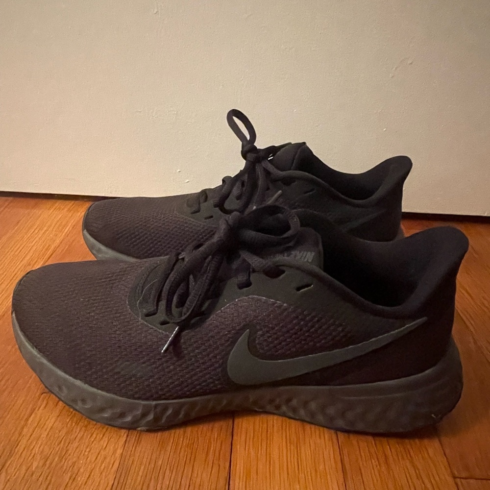 Nike Revolution Black